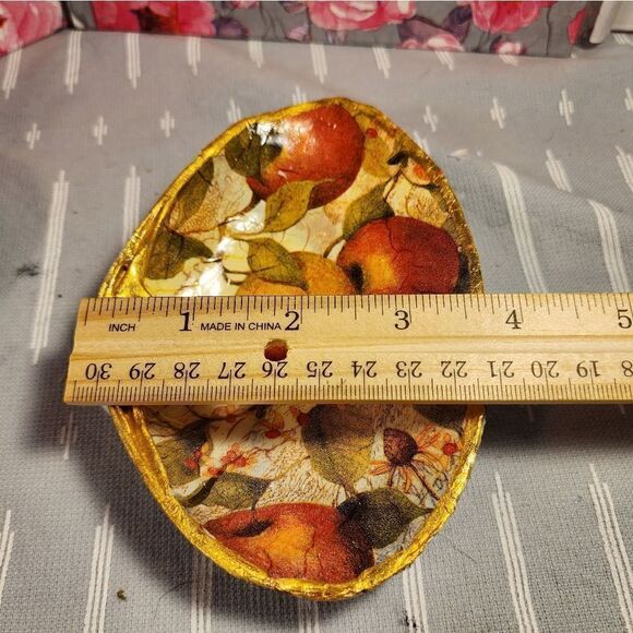 DECOUPAGE CLAM SHELL DECOUPAGE APPLES ON A CLAM SHELL TRINKET DISH - Picture 10 of 11